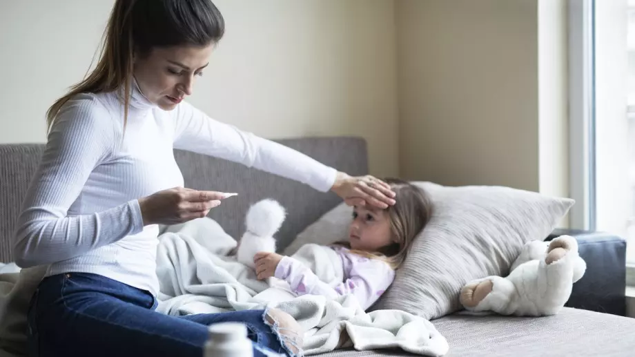 Най-големите грешки, които родителите правят, когато детето има температура
