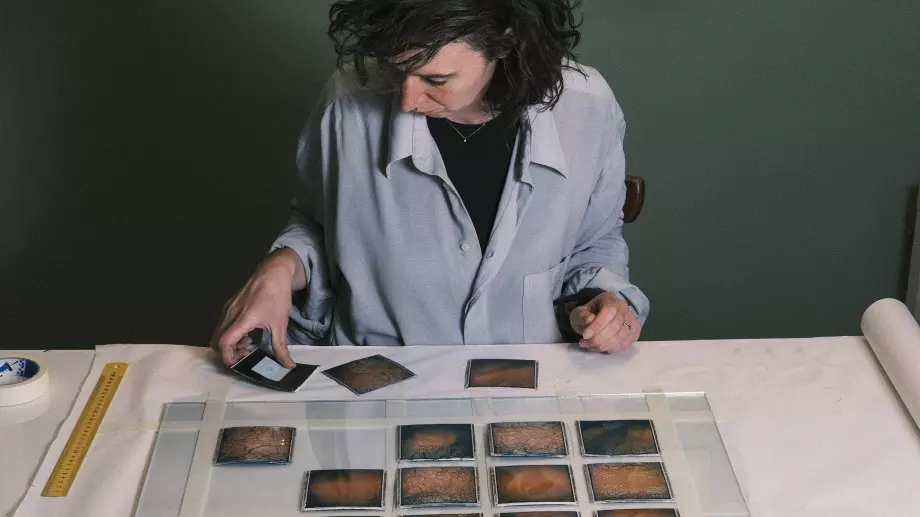 "Потапяне: Тя" - визуално изследване на женствеността