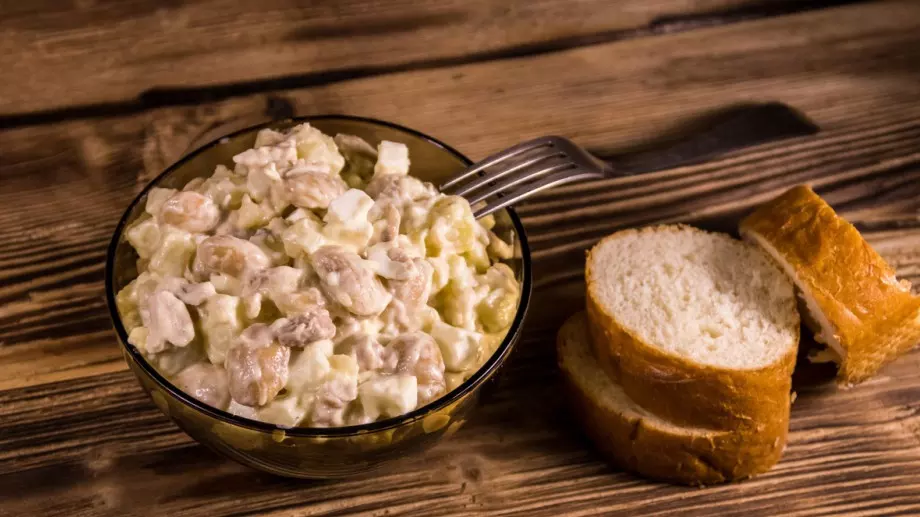 Тази салата с риба тон и макарони е хит в мрежата