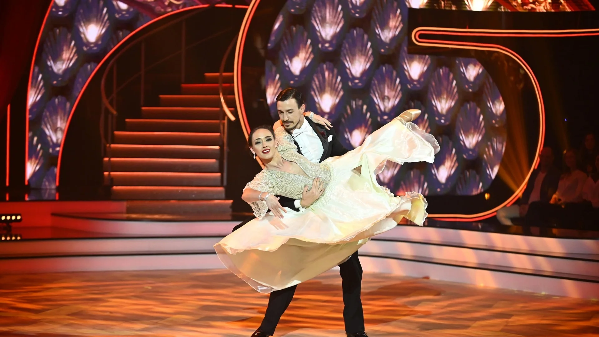 Виктор Стоянов с БРУТАЛНО падане в първия епизод на Dancing Stars (ВИДЕО)