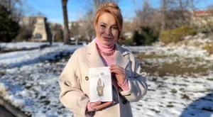 "Светулки зад решетките" от Мира Добрева - наглед груба, но всъщност човечна книга