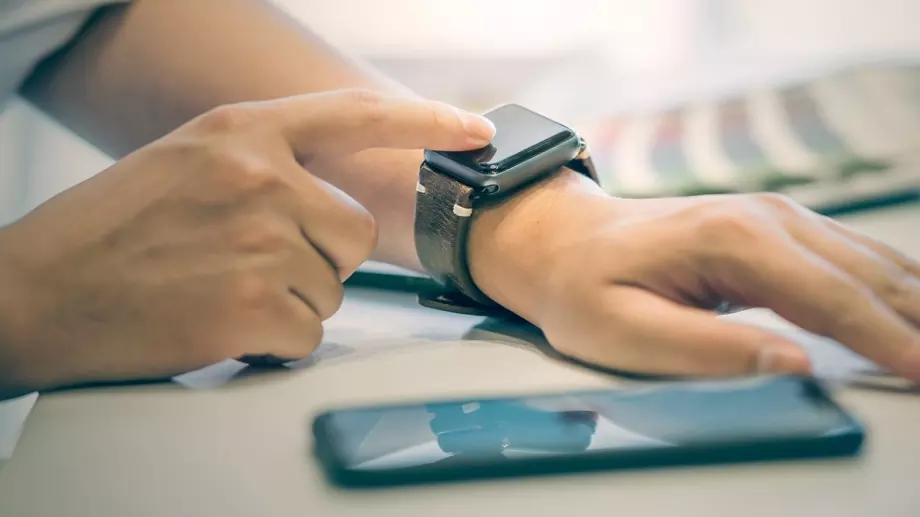 Технологичният напредък: В бъдеще може да носим телефоните си, увити около китката