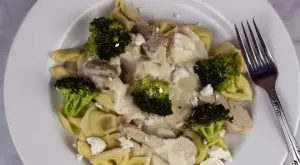 Toртелини с пиле, броколи и сос от пармезан