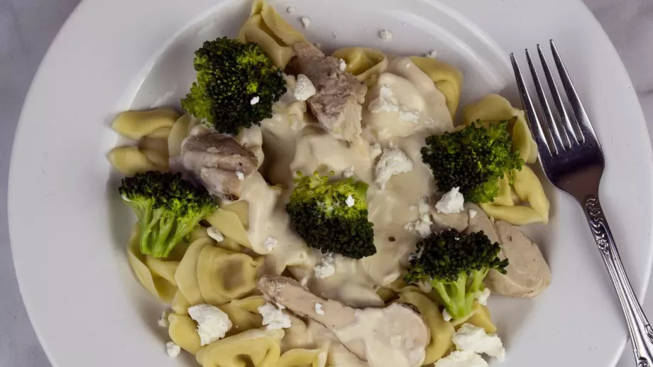 Toртелини с пиле, броколи и сос от пармезан
