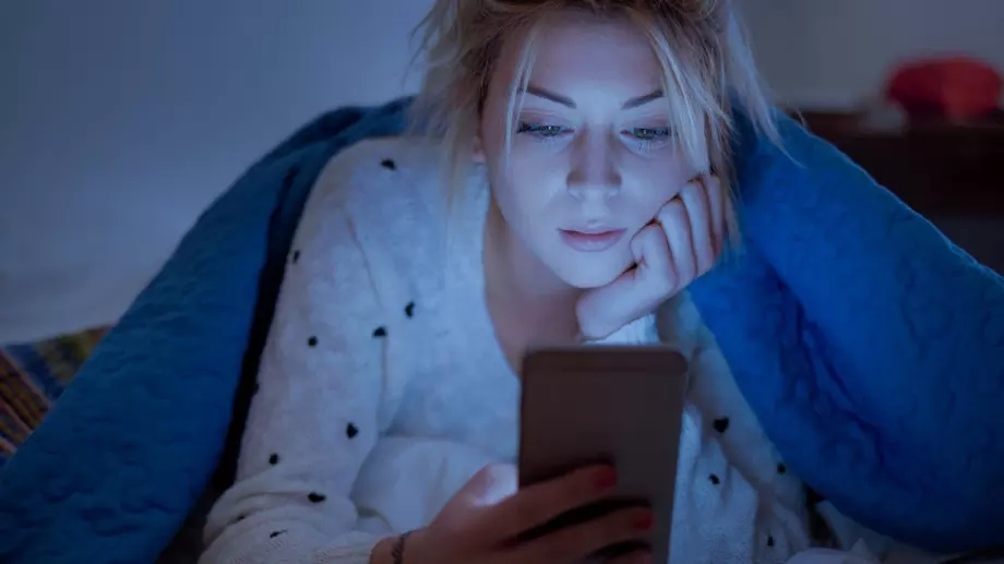 Ето какво става с тялото ви, когато спите с телефон до вас