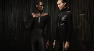 Колекцията на Hermes за есен/зима 2024 е мрачна, минорна и дъждовна (ВИДЕО)