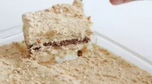 Изчезва за секунди: Бисквитена торта само с 3 съставки