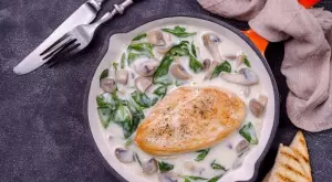 Кремообразно пиле с гъби и спанак за ценители