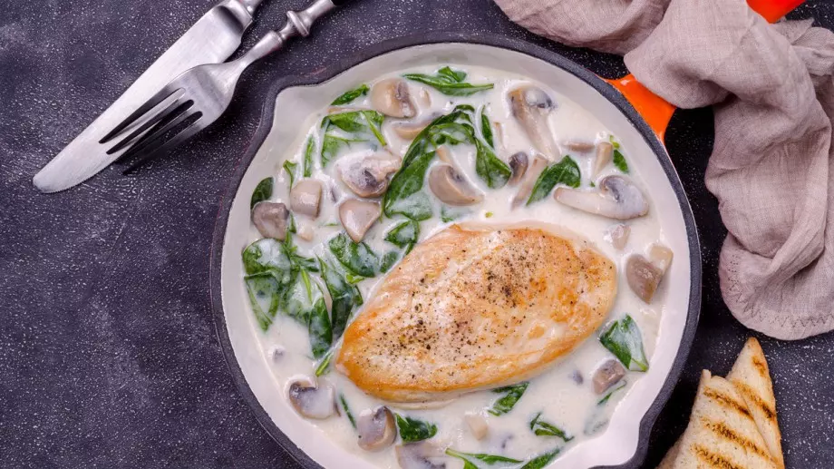 Кремообразно пиле с гъби и спанак за ценители