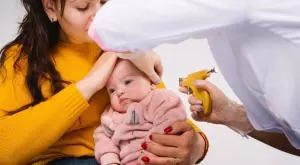 Лекар: Какви опасности крие пробиването на ушите на бебето?