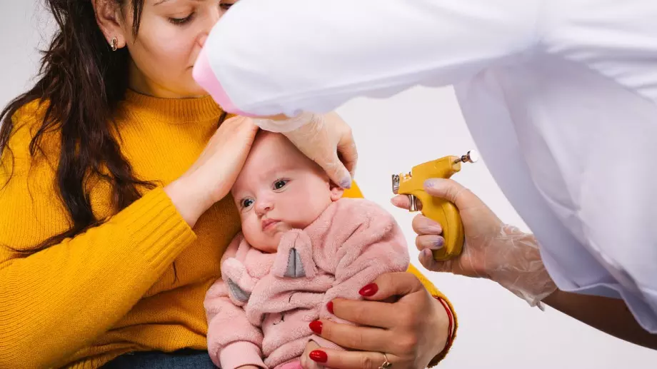 Лекар: Какви опасности крие пробиването на ушите на бебето?