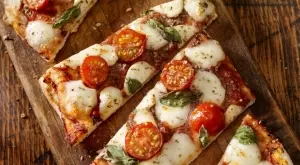 Лесна пица с песто, моцарела и домашно пухкаво тесто