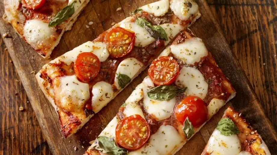 Лесна пица с песто, моцарела и домашно пухкаво тесто