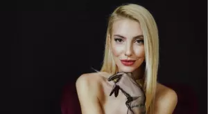 Няма да познаете Маги от "Ергенът" на тази СНИМКА