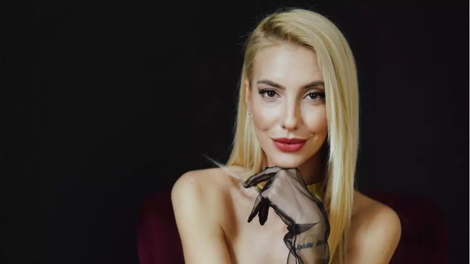 Няма да познаете Маги от "Ергенът" на тази СНИМКА