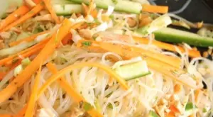 Свежа салата с нудли