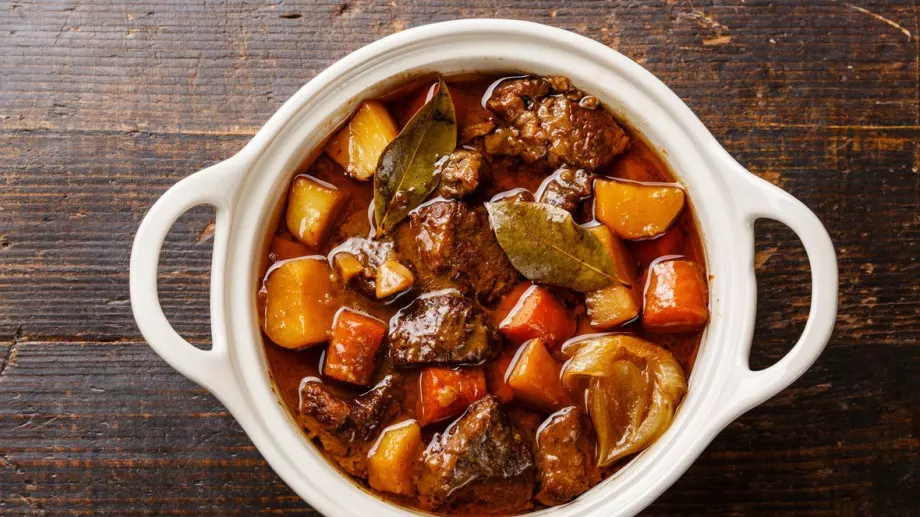 Не сте опитвали толкова вкусно телешко задушено с картофи и моркови