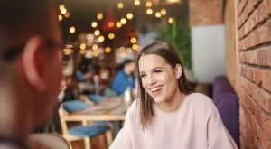 Мъжете полудяват по жени, които флиртуват така