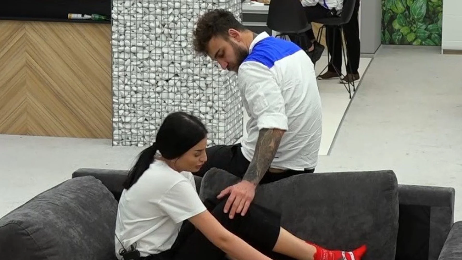 Двама се награбиха в Hells Kitchen! Вижте любовната афера!