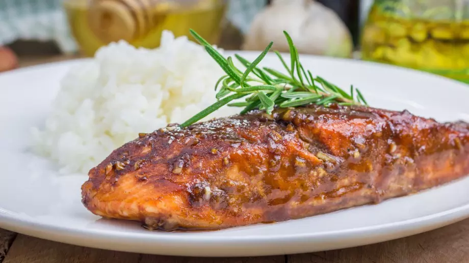 Става за 15 минути: Сьомга с мед и чесън