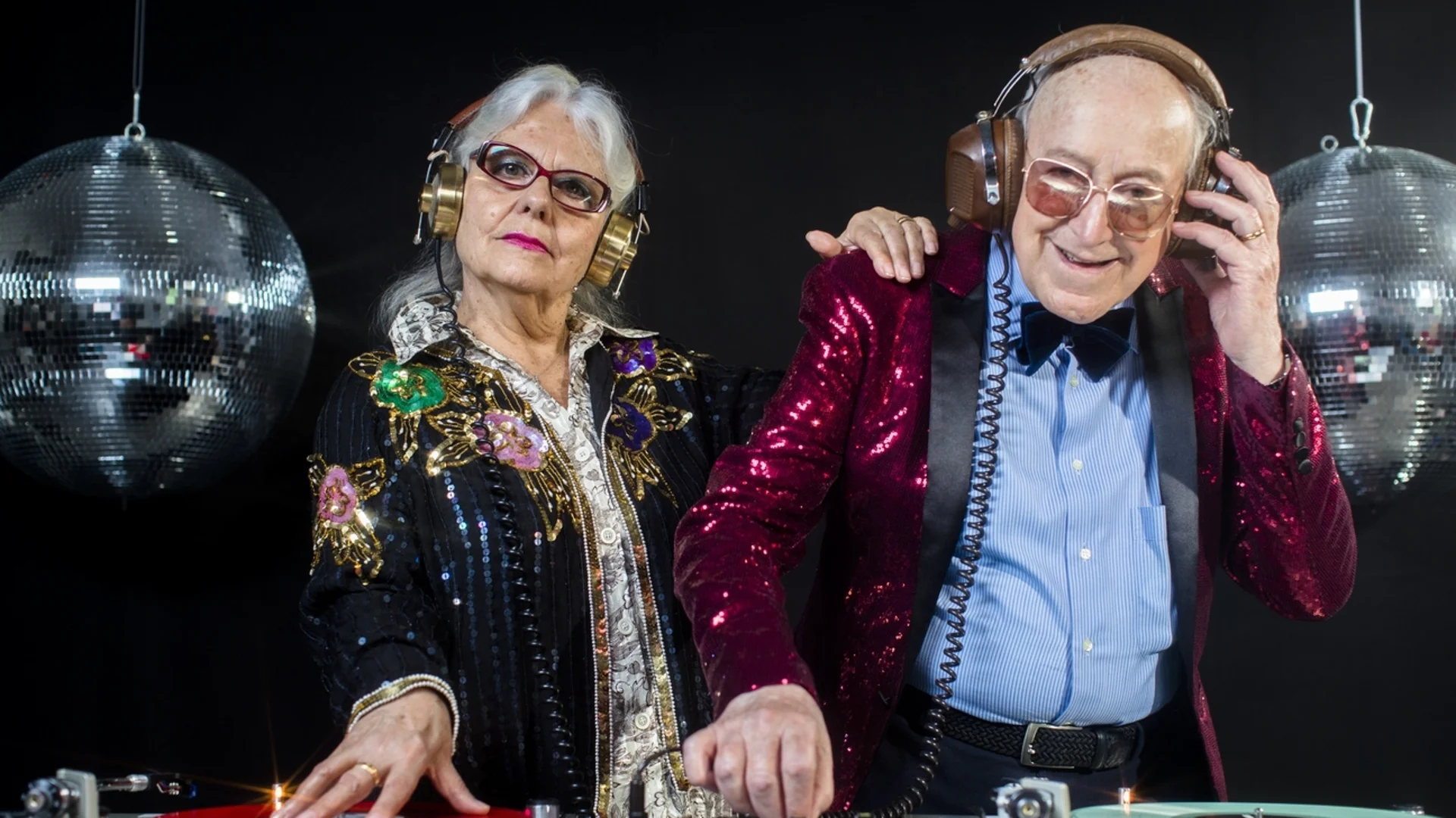 10 признака, че официално остаряваш: Брошури, delulu, “едно време”  