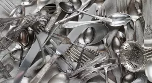 Как да почистете сребърни прибори и бижута с алуминиево фолио