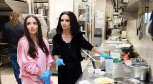 Мария маха дъщеря си от България