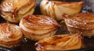 Рецепта, която трябва да пробвате: Запечен лук със сметана и пармезан