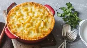 Картофен пай с бекон, лук и яйца