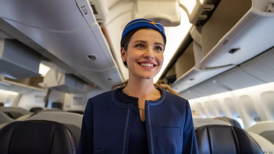 Ето защо стюардесите държат ръцете си отзад, когато ни посрещат в самолета