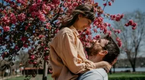 Тези 3 зодии ще намерят голямата любов през април 2024