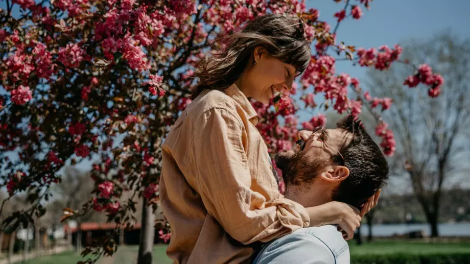 Тези 3 зодии ще намерят голямата любов през април 2024