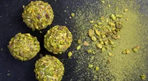 Перфектен десерт: Tрюфели с бял шоколад и шамфъстък