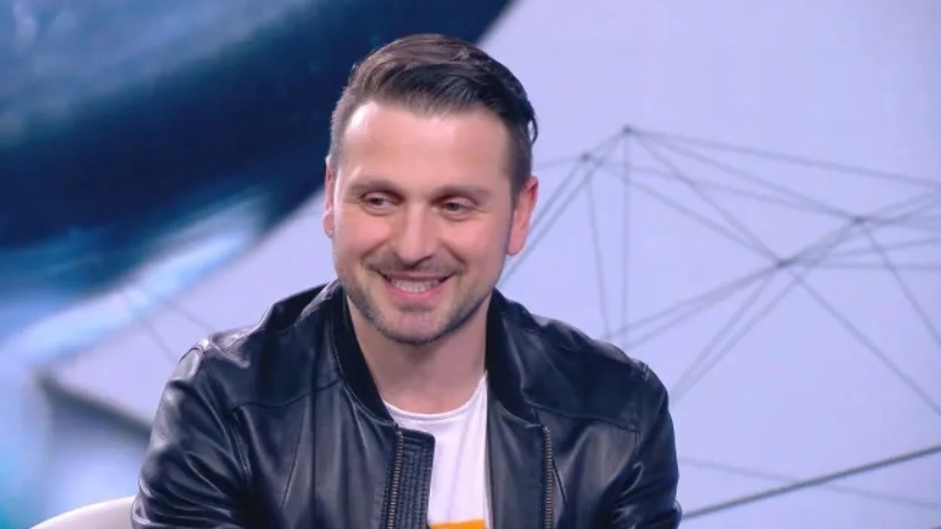 Александър Сано ще става дядо