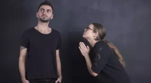 Как да промените мнението му, след като сте се държали твърде отчаяно