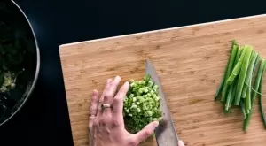 Каква е разликата между див и пресен лук