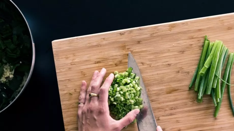 Каква е разликата между див и пресен лук