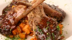 Печени телешки котлети със зеленчуци и вино