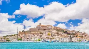 Местните жители на популярен курорт живеят в колите си заради високи наеми