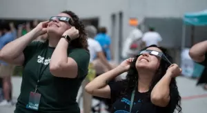 Небесно зрелище: Милиони хора гледаха пълното слънчево затъмнение (ВИДЕО)