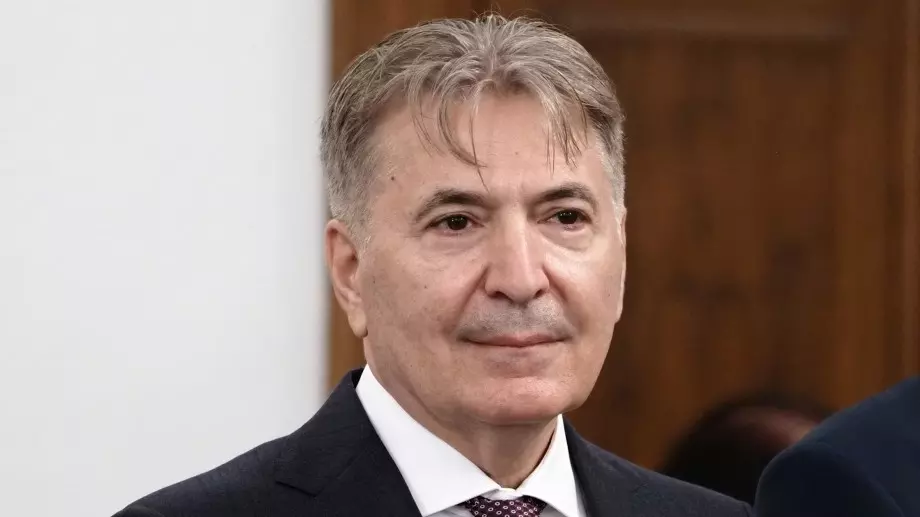 Няма да повярвате чий баща е новият министър на икономиката (СНИМКА)