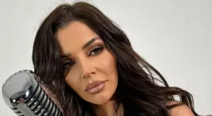 Хванаха поп-фолк певицата Дебора да шофира пияна