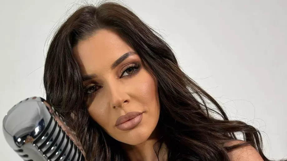 Хванаха поп-фолк певицата Дебора да шофира пияна