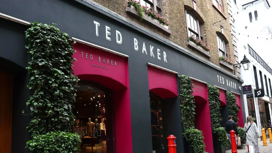 Модният бранд Ted Baker обяви фалит, затваря магазините си (СНИМКА)