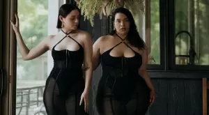 Стил, а не размер: Приятелки се обличат в еднакви тоалети (СНИМКИ)