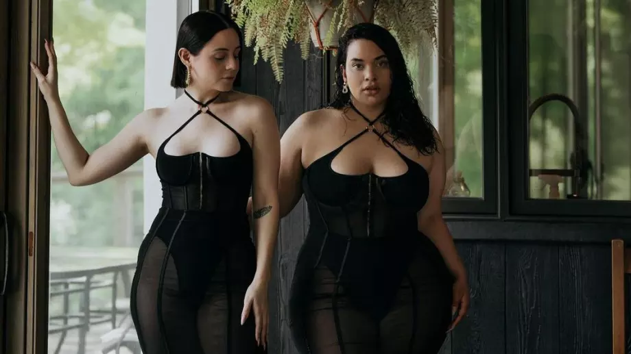 Стил, а не размер: Приятелки се обличат в еднакви тоалети (СНИМКИ)