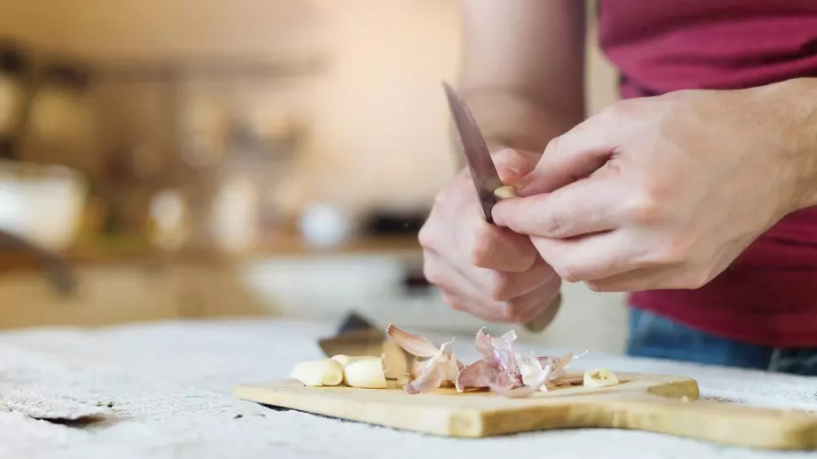 Не изхвърляйте люспите от чесън, ето за какво можете да ги използвате
