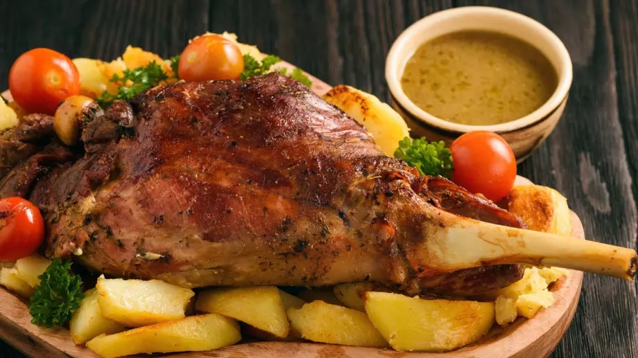 Бавно печено агнешко с чесън, което се топи в устата