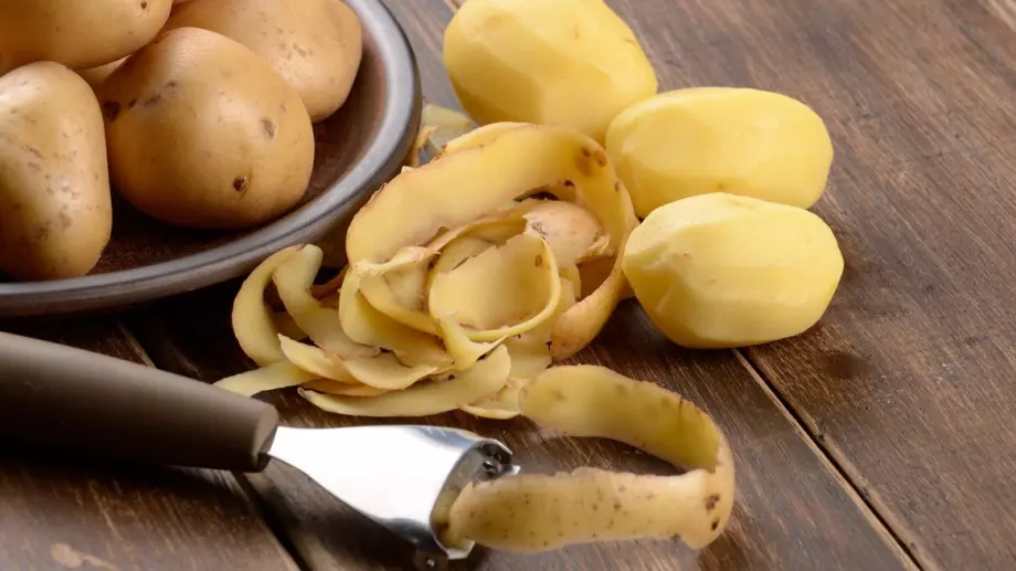 Как да използвате картофените обелки като тор
