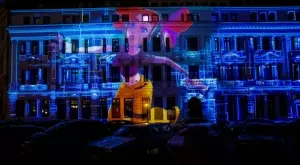 22 светлинни творби преобразяват фасади, паркове и площади в София